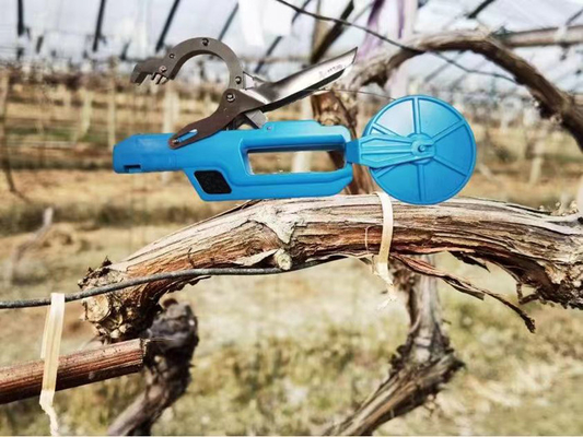 เครื่องผูก 2.5KG 7.4V สำหรับเครื่องมือโรงงานแบตเตอรี่ลิเธียมแบบชาร์จไฟได้ Plant Tying Tape